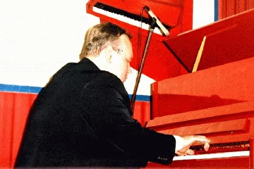 В актовом зале Фабрики "Аккорд" состоялся концерт А.Сердечного(фортепиано) и В.Сердечного(домра) 
