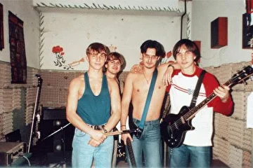 (слева-направо:Миха, Илья, Димон, Женя)
На фото нет нашего нового гитариста, Димьяна, и Дима на гитаре больше не играет , в группе теперь два отдельных гитариста и фронтмен!